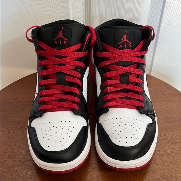 Jordan Nike Sneakers (Men's Size: 9) - Picture 3 of 8